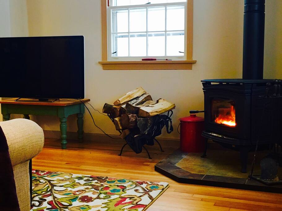 Super cozy room opens to kitchen
