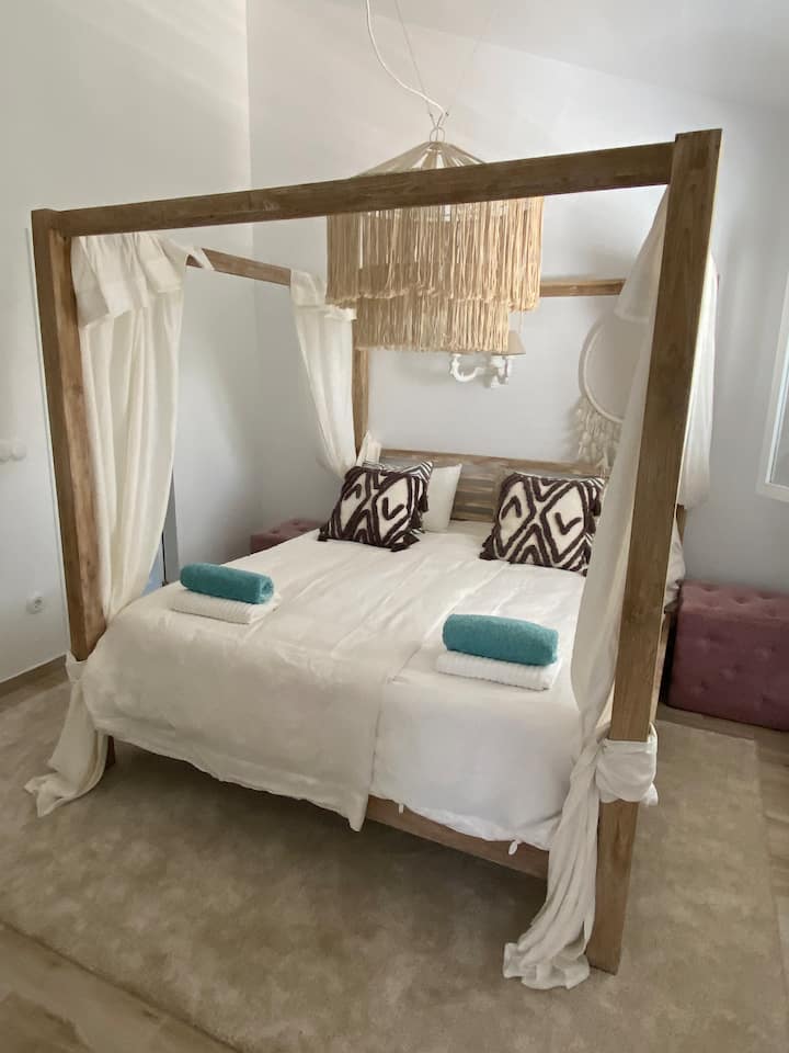 Najvyššie poschodie: posteľ Cama con dosel/baldachýn, veľkosť King (180 x 200 cm), kúpeľňa en suite, klimatizácia, zrekonštruovaný február - marec 2022. 