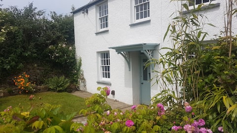 Victorian family friendly cottage, 3mls from Beach
