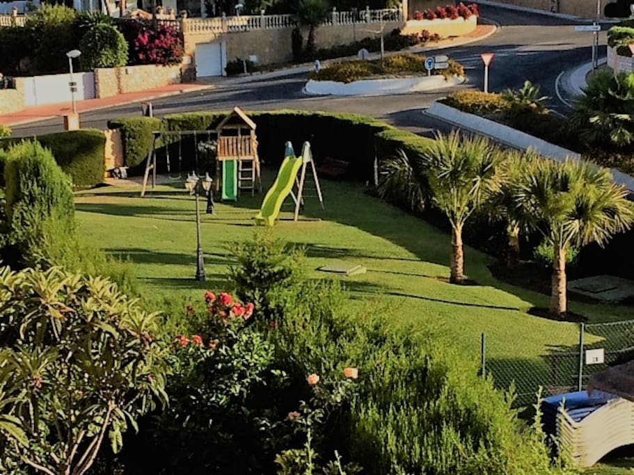 Parque dentro de la urbanización, ideal para tener a los pequeños de la casa bajo control.