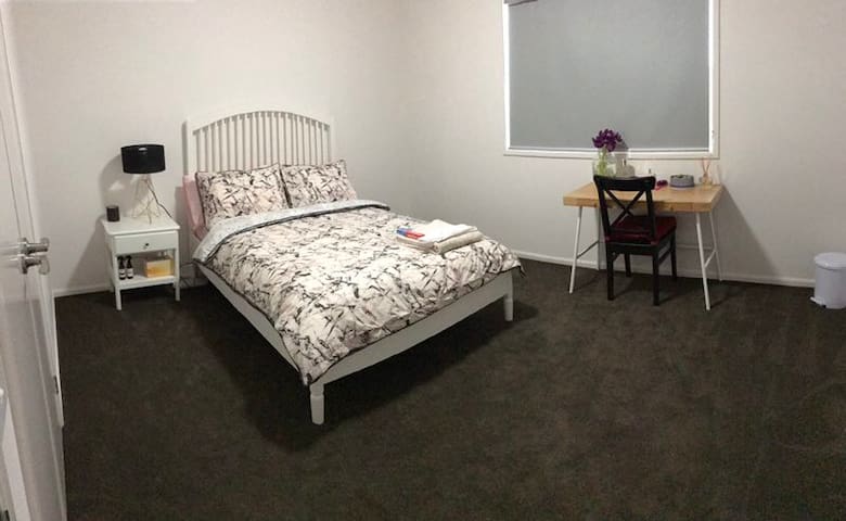 Large comfy Room close to Wyndham vale station