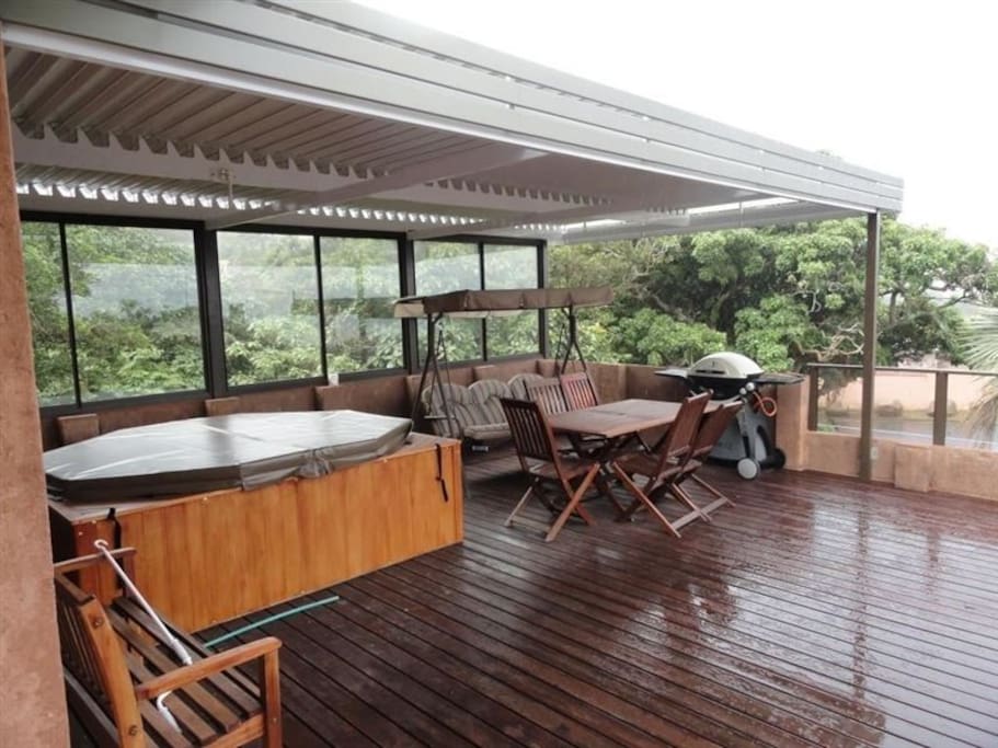 Sundeck with large Jacuzzi for entertaining