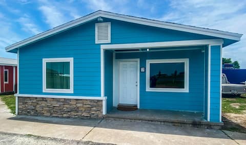 2BR Remodeled Cottage, Kitchen, Free Parking +Wifi