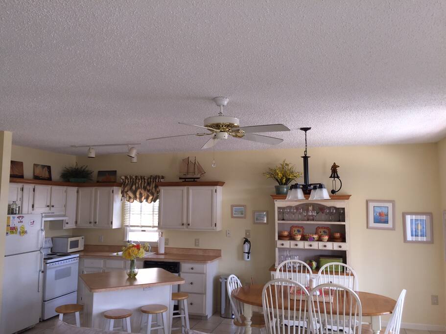 kitchen/dining area