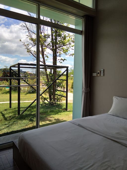 Queen bed with garden view