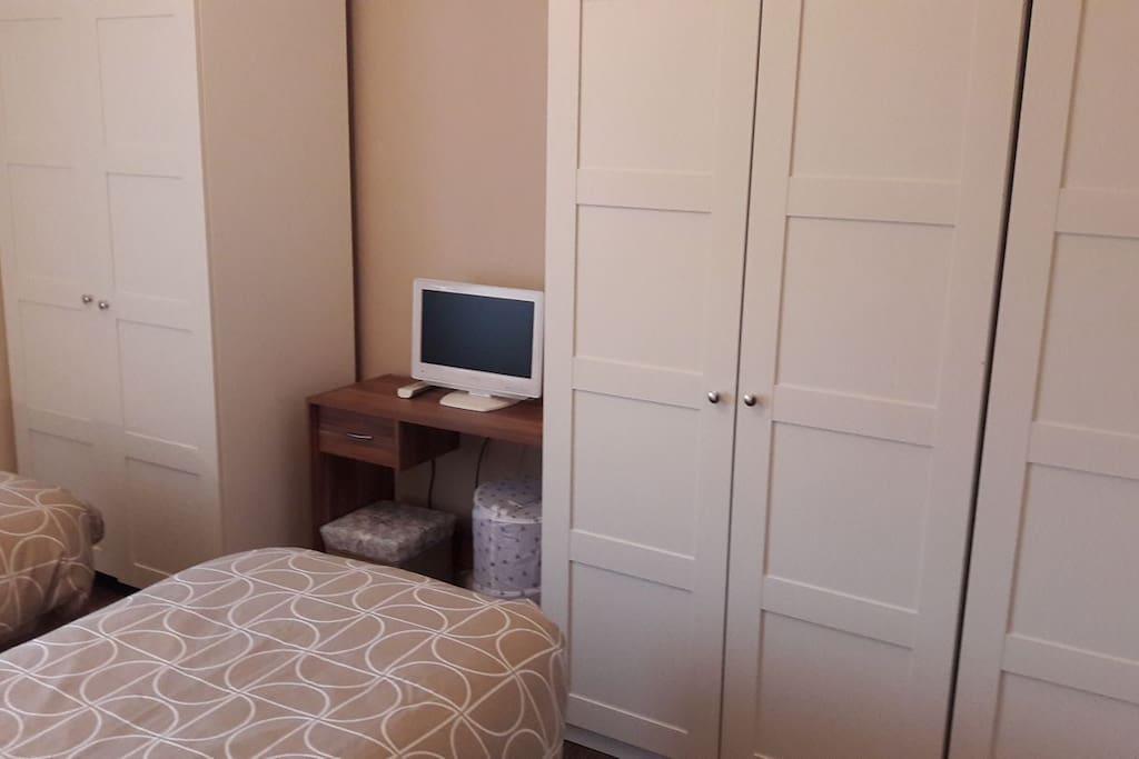 Large Twin/Double bedroom