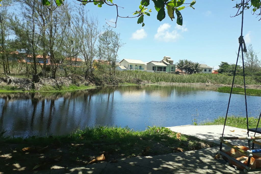 lago frente da casa.
