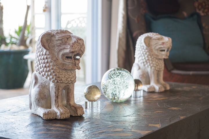 Whale and Penguin beach house -Sea Facing Room gallery image 5