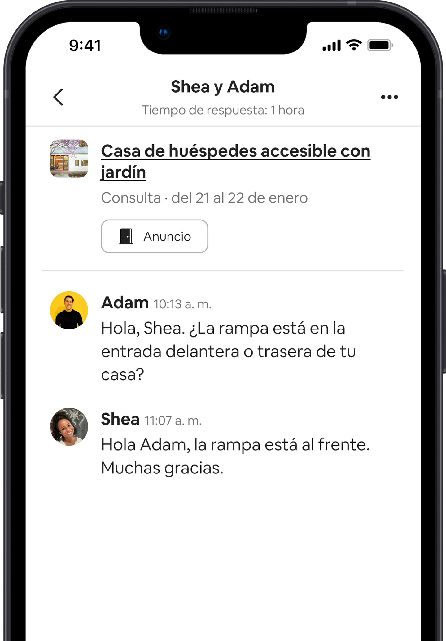 En un celular se muestra el intercambio de mensajes entre el anfitrión, que describe el espacio como apto para personas con requisitos de accesibilidad, y el viajero, que quiere saber más sobre el alojamiento. El mensaje del viajero dice: “Hola, Shea. ¿La rampa está en la entrada de adelante o en la de atrás de la casa?” La respuesta del anfitrión dice: “Hola, Adam. La rampa está adelante. Gracias”.