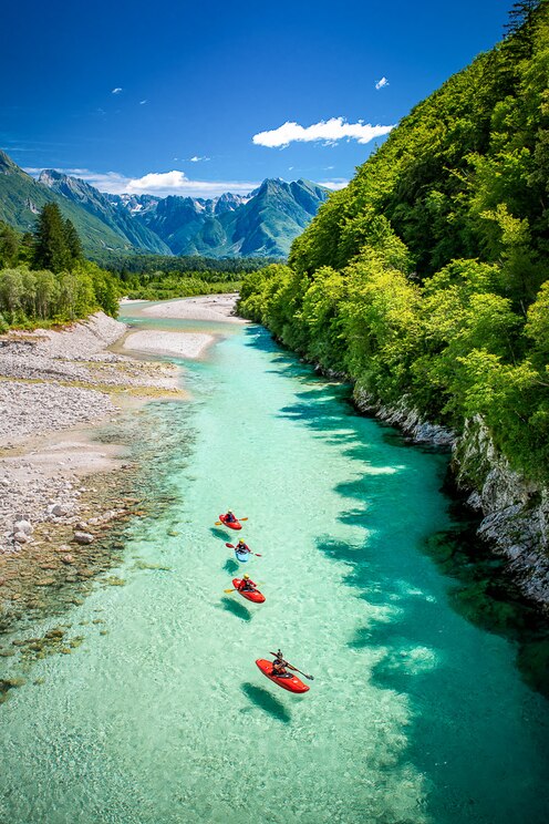 Kayak Vers Les Endroits Secrets De La Riviere Soca