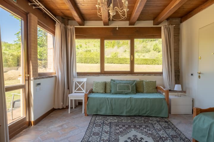 Obývacia izba s dvoma pohovkami alebo dvoma samostatnými lôžkami / salotto con due divani o due letti singoli 