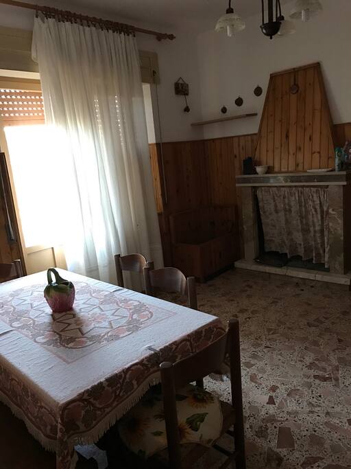 Sala pranzo con camino