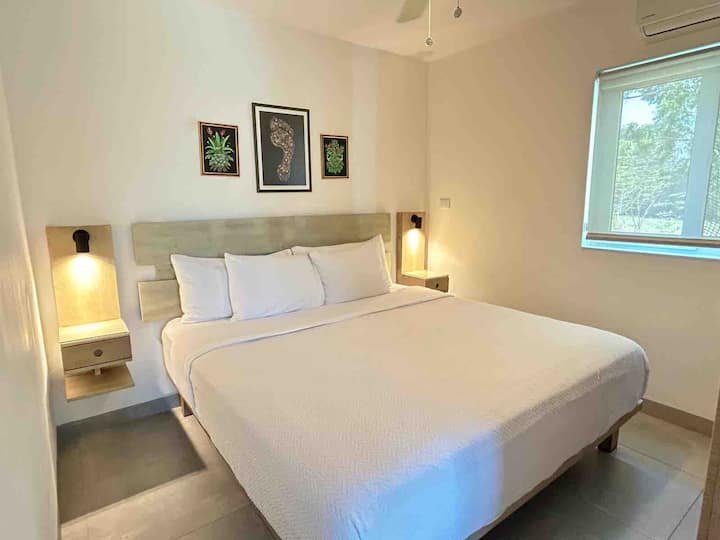 Glavna spavaća soba, krevet velike veličine. 