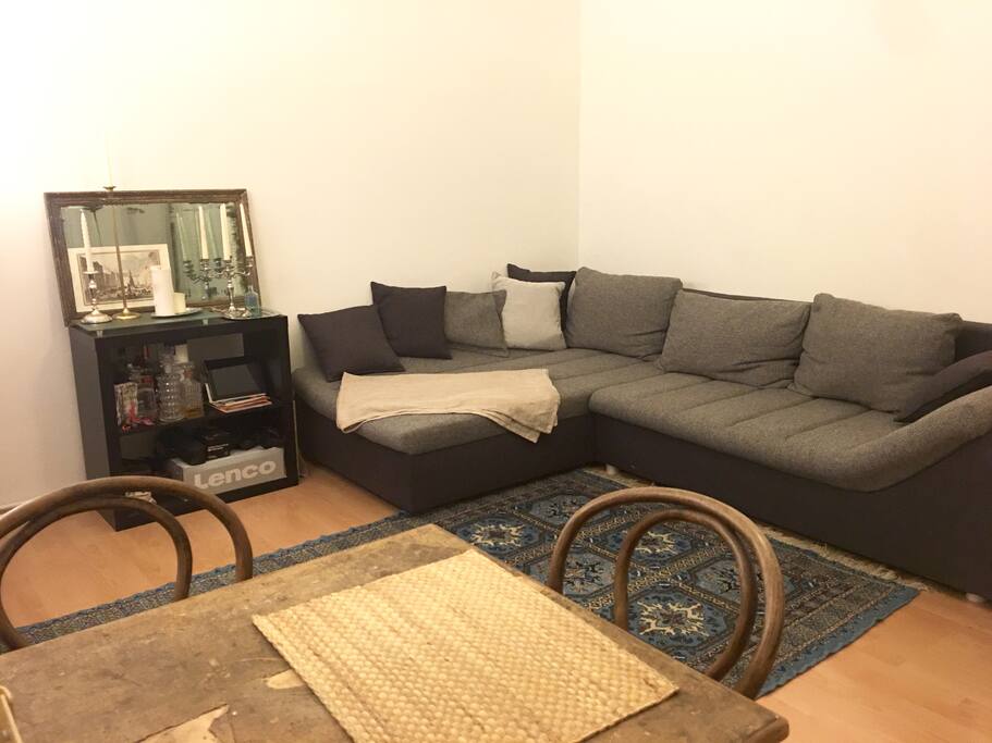 Charmantes Altbau-Wohnzimmer modern eingerichtet.