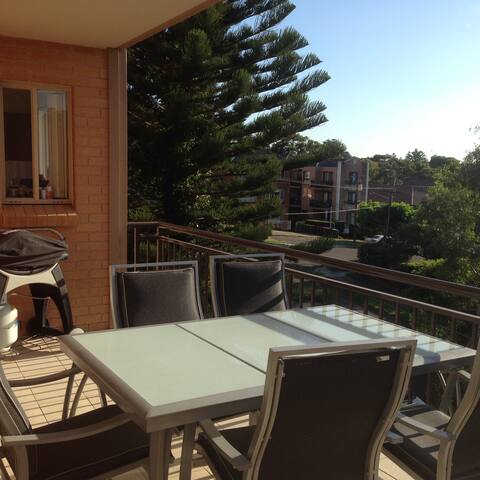 Modern Spacious 4 Bed Cronulla Apartment gallery image 5