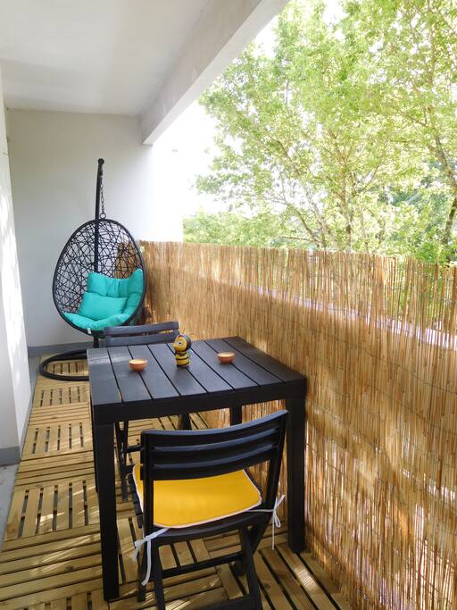Balcon 8m2 avec fauteuil suspendu