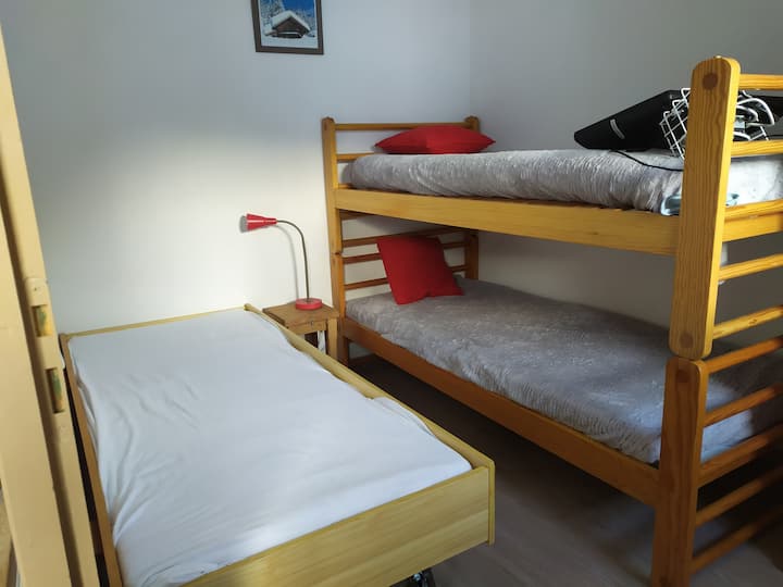 ห้องนอนที่มีเตียง 3 อยู่ในสถานที่