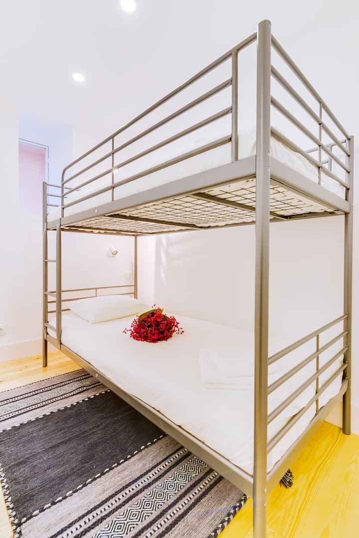 Quarto com duas camas de solteiro (beliche) e luz natural - Habitación con dos camas individuales (literas) y luz natural