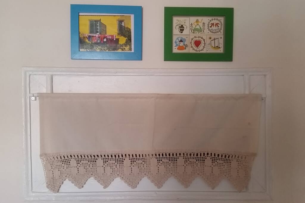 Located at the heart of the island, twin room on the 1st floor of our 4 bedroom Greek house.
House has been refurbished, all rooms have been renovated and redecorated in April.