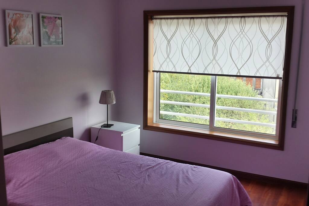 Chambre avec lit double et dressing