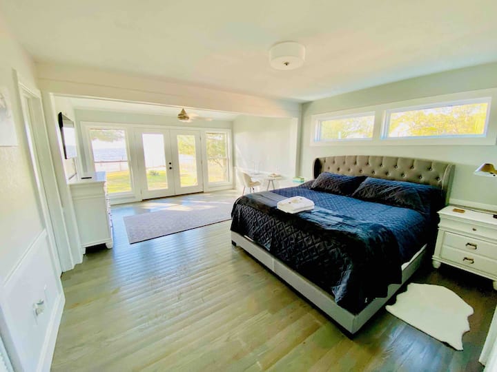 غرفة نوم رئيسية بإطلالة صوتية. 
سرير بحجم كبير.