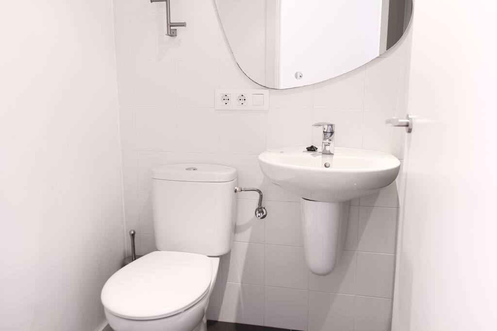 baño con ducha y mampara