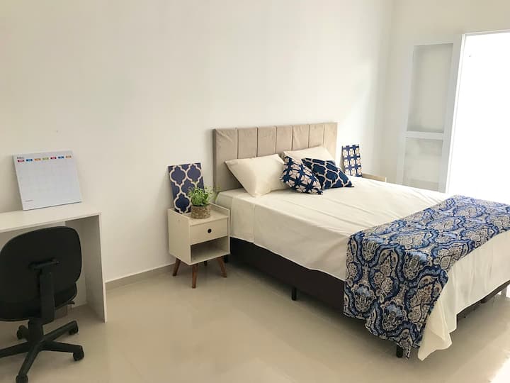 Dormitorio 1- Cama queen y escritorio