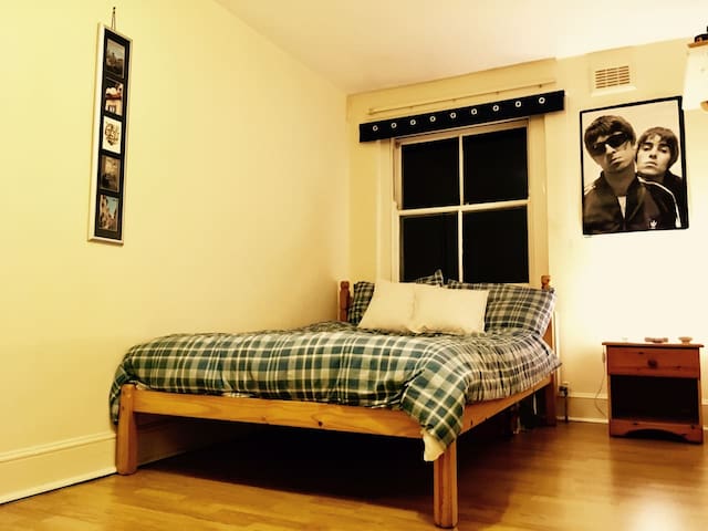 Cosy Double Bedroom in the heart of Clapham London