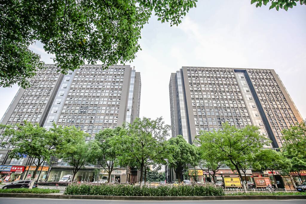 小区外观,楼下餐饮店很多