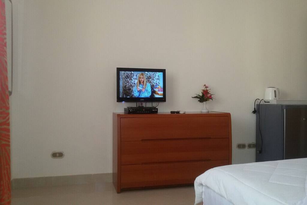 Cable TV, flat TV