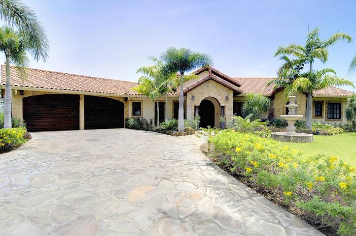 Beautiful 5 BR home with resort amenities
