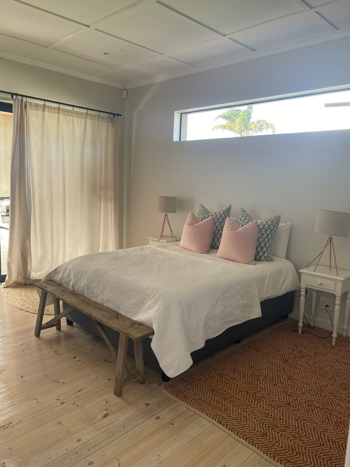 主卧配备标准双人床