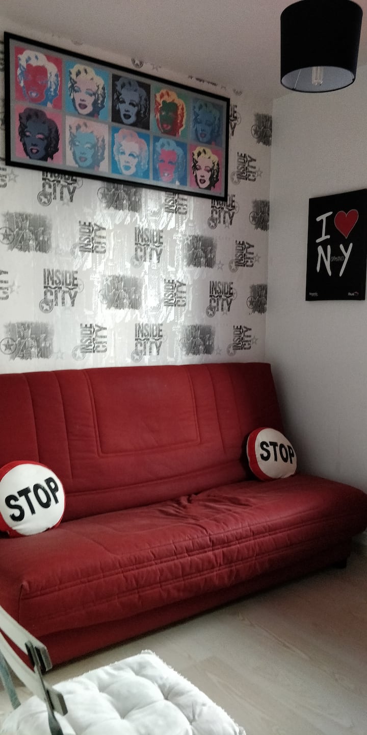 ห้องนอนพร้อมเตียงโซฟา