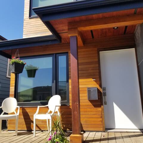 PATIO TIME-3 outdoor patios! sleeps 8 people gallery image 4