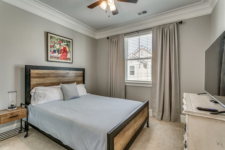 Dormitorio 2 Cama tamaño queen con capacidad para 2 personas

Vestidor
de pantalla plana
Soporte de caballeros con lámpara.