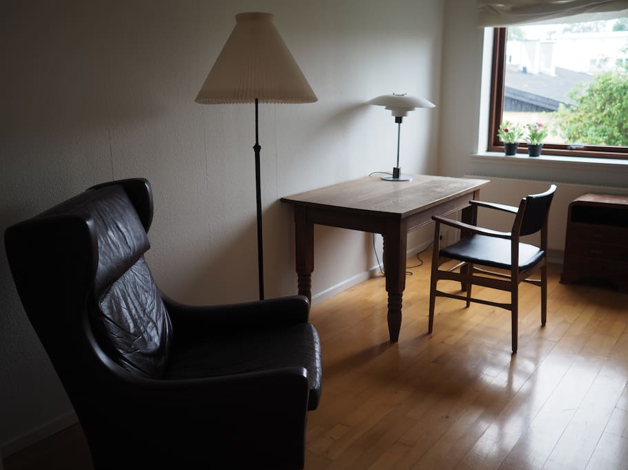 Eget værelse med skrivebord og lænestol