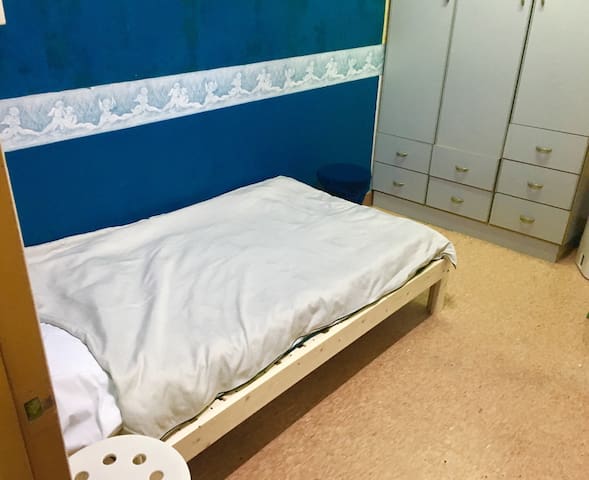 City center private room with bed