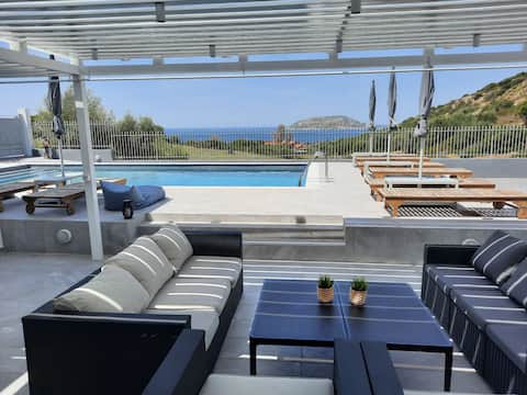 Villa White & Grey Thymari 4 double, 2 single beds