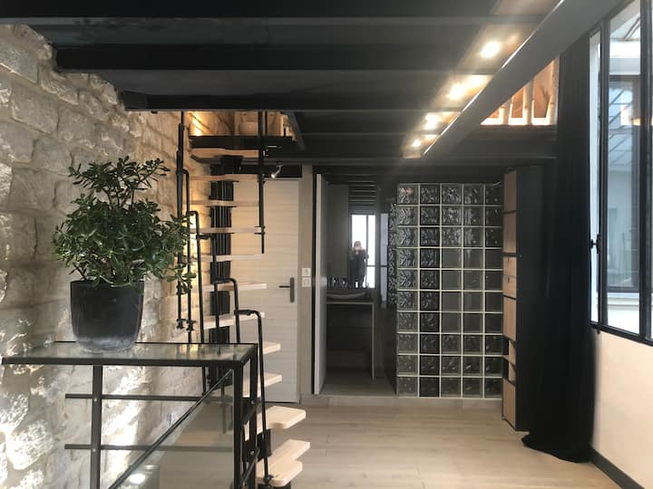 غرفة معيشة بمرحاض للباب الأيسر ودش الباب الأيمن 