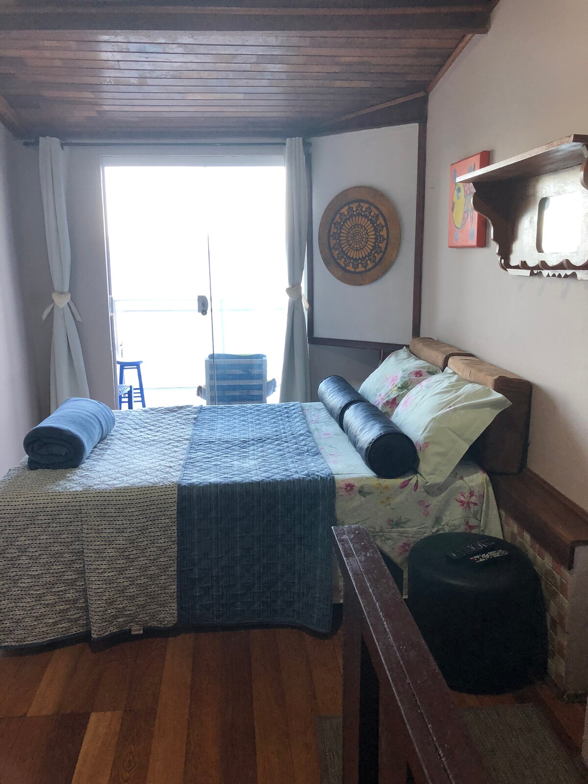 Dormitorio en el último piso, puerta del balcón con vistas al mar…