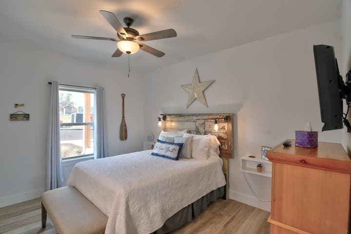 2号卧室位于主楼层的起居室外，附带卫生间，可欣赏泳池景观。 