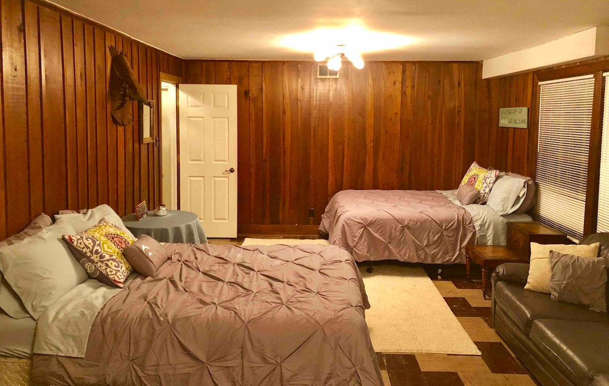 חדר שינה 3 למטה עם שתי מיטות קווין סייז.