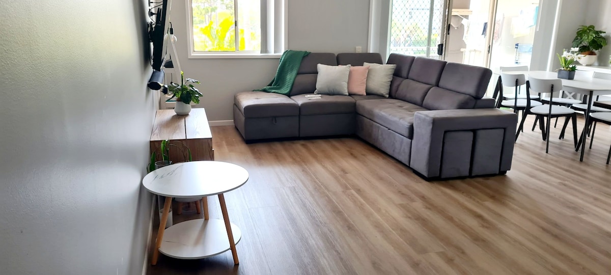 พื้นที่นั่งเล่นกว้างขวางเลานจ์แปลงเป็นเตียงโซฟาสำหรับ 2 คน