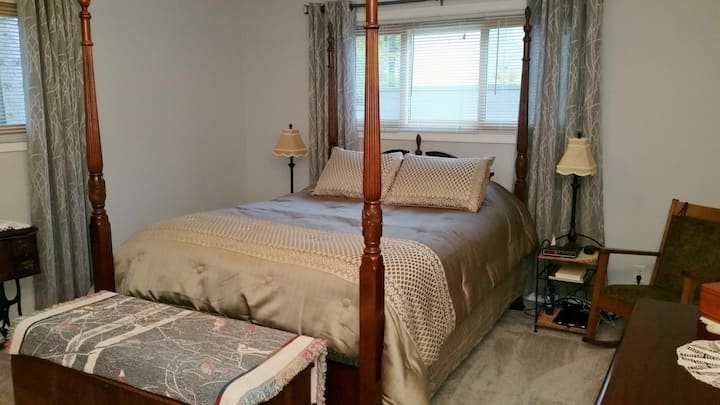 Hlavná spálňa/priľahlá kúpeľňa