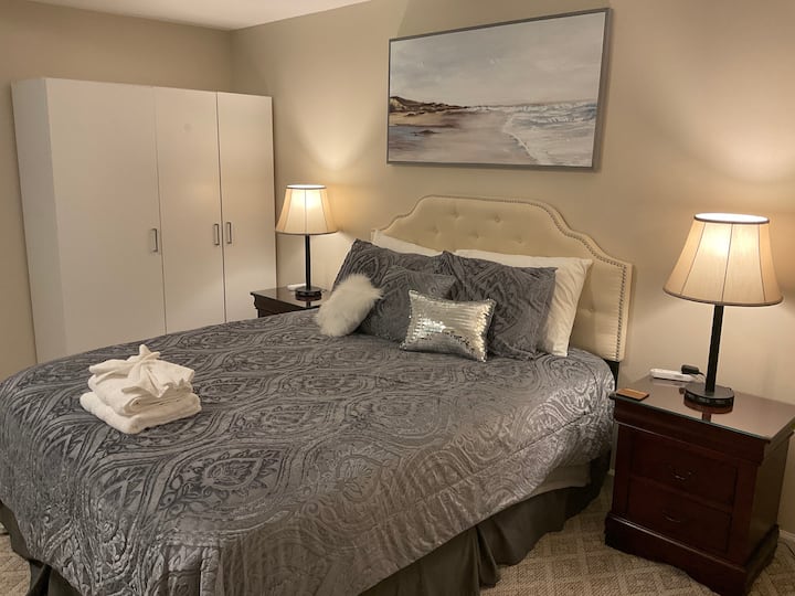 Executive Suite w/ Private Entry, Bathroom, Fridge Houses for Rent in