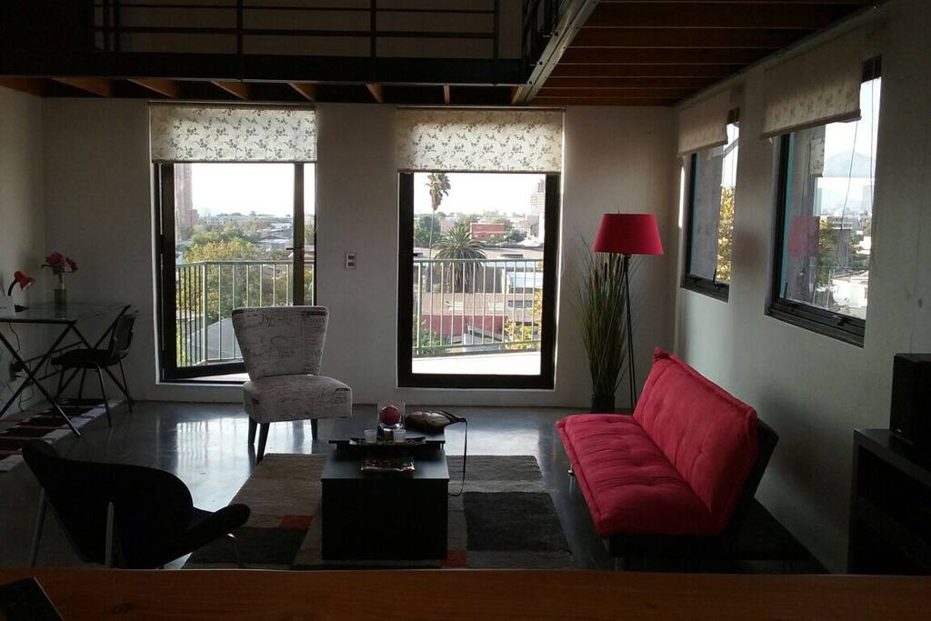 The apartment is 721 ft2 with a balcony of 75 ft2. / El departamento tiene 67m2 com un balcón de 7m2.