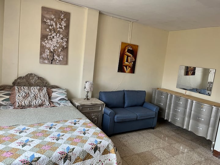 Habitación completa amplia confortable con clóset cajoneras veladores , AC y Baño privado completo con ducha agua caliente 