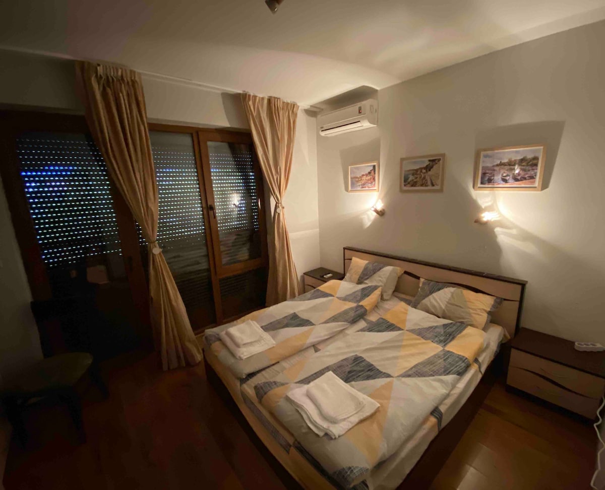 ห้องนอนพร้อมเตียงขนาดคิงไซส์