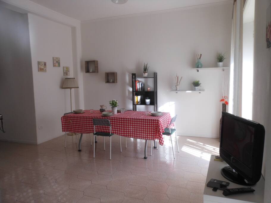 salotto zona pranzo