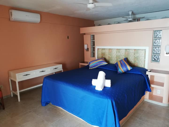 Соба бр. 5, со брачен кревет (широк 180-220 см), има голем плакар и  висечка лежалка на терасата и две столчиња за одмор и восхитување на прекрасниот залив Акапулко. 